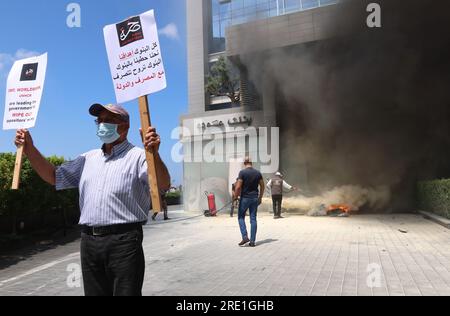 Einlegerverbände greifen Banken im Bezirk Sin El Fil, Beirut, Libanon, am 15 2023. Juni an. Bankeinleger protestieren gegen unfaire Bankpolitik und fordern die Rückgabe ihrer Einlagen und Ersparnisse und drängen die libanesische Justiz, Menschen, die von Banken geschädigt wurden, Gerechtigkeit zu bringen. Der Zorn der Einleger konzentriert sich zwischen anderen auf Riad Salameh, den Gouverneur der libanesischen Zentralbank seit 1993, der kürzlich zwei Mitteilungen von INTERPOL wegen angeblicher Geldwäsche und Veruntreuung öffentlicher Gelder erhalten hat. (Foto: Elisa Gestri/Sipa USA) Stockfoto