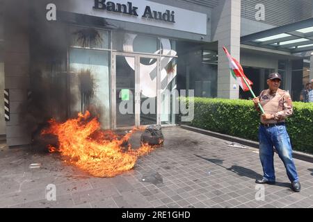 Einlegerverbände greifen Banken im Bezirk Sin El Fil, Beirut, Libanon, am 15 2023. Juni an. Bankeinleger protestieren gegen unfaire Bankpolitik und fordern die Rückgabe ihrer Einlagen und Ersparnisse und drängen die libanesische Justiz, Menschen, die von Banken geschädigt wurden, Gerechtigkeit zu bringen. Der Zorn der Einleger konzentriert sich zwischen anderen auf Riad Salameh, den Gouverneur der libanesischen Zentralbank seit 1993, der kürzlich zwei Mitteilungen von INTERPOL wegen angeblicher Geldwäsche und Veruntreuung öffentlicher Gelder erhalten hat. (Foto: Elisa Gestri/Sipa USA) Stockfoto