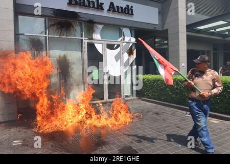 Einlegerverbände greifen Banken im Bezirk Sin El Fil, Beirut, Libanon, am 15 2023. Juni an. Bankeinleger protestieren gegen unfaire Bankpolitik und fordern die Rückgabe ihrer Einlagen und Ersparnisse und drängen die libanesische Justiz, Menschen, die von Banken geschädigt wurden, Gerechtigkeit zu bringen. Der Zorn der Einleger konzentriert sich zwischen anderen auf Riad Salameh, den Gouverneur der libanesischen Zentralbank seit 1993, der kürzlich zwei Mitteilungen von INTERPOL wegen angeblicher Geldwäsche und Veruntreuung öffentlicher Gelder erhalten hat. (Foto: Elisa Gestri/Sipa USA) Stockfoto