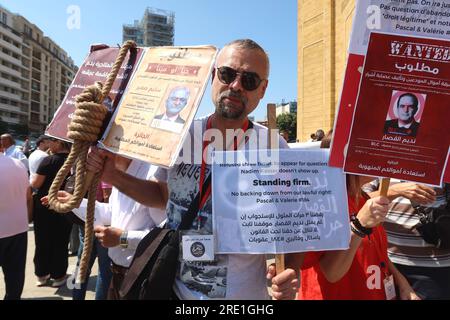 Einlegerverbände versammeln sich am Märtyrerplatz, bevor sie am 15 2023. Juni Banken im Bezirk Sin El Fil, Beirut, Libanon, angreifen. Bankeinleger protestieren gegen unfaire Bankpolitik und fordern die Rückgabe ihrer Einlagen und Ersparnisse und drängen die libanesische Justiz, Menschen, die von Banken geschädigt wurden, Gerechtigkeit zu bringen. Der Zorn der Einleger konzentriert sich zwischen anderen auf Riad Salameh, den Gouverneur der libanesischen Zentralbank seit 1993, der kürzlich zwei Mitteilungen von INTERPOL wegen angeblicher Geldwäsche und Veruntreuung öffentlicher Gelder erhalten hat. (Foto: Elisa Gestri/Sipa USA) Stockfoto