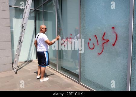 Einlegerverbände greifen Banken im Bezirk Sin El Fil, Beirut, Libanon, am 15 2023. Juni an. Bankeinleger protestieren gegen unfaire Bankpolitik und fordern die Rückgabe ihrer Einlagen und Ersparnisse und drängen die libanesische Justiz, Menschen, die von Banken geschädigt wurden, Gerechtigkeit zu bringen. Der Zorn der Einleger konzentriert sich zwischen anderen auf Riad Salameh, den Gouverneur der libanesischen Zentralbank seit 1993, der kürzlich zwei Mitteilungen von INTERPOL wegen angeblicher Geldwäsche und Veruntreuung öffentlicher Gelder erhalten hat. (Foto: Elisa Gestri/Sipa USA) Stockfoto