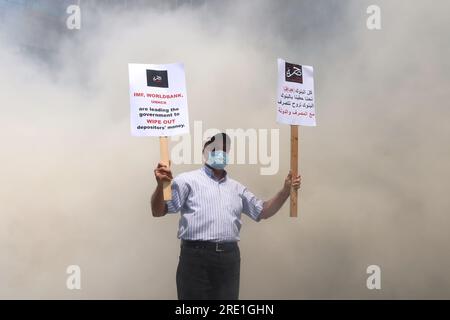 Einlegerverbände greifen Banken im Bezirk Sin El Fil, Beirut, Libanon, am 15 2023. Juni an. Bankeinleger protestieren gegen unfaire Bankpolitik und fordern die Rückgabe ihrer Einlagen und Ersparnisse und drängen die libanesische Justiz, Menschen, die von Banken geschädigt wurden, Gerechtigkeit zu bringen. Der Zorn der Einleger konzentriert sich zwischen anderen auf Riad Salameh, den Gouverneur der libanesischen Zentralbank seit 1993, der kürzlich zwei Mitteilungen von INTERPOL wegen angeblicher Geldwäsche und Veruntreuung öffentlicher Gelder erhalten hat. (Foto: Elisa Gestri/Sipa USA) Stockfoto