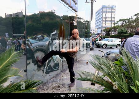 Einlegerverbände greifen Banken im Bezirk Sin El Fil, Beirut, Libanon, am 15 2023. Juni an. Bankeinleger protestieren gegen unfaire Bankpolitik und fordern die Rückgabe ihrer Einlagen und Ersparnisse und drängen die libanesische Justiz, Menschen, die von Banken geschädigt wurden, Gerechtigkeit zu bringen. Der Zorn der Einleger konzentriert sich zwischen anderen auf Riad Salameh, den Gouverneur der libanesischen Zentralbank seit 1993, der kürzlich zwei Mitteilungen von INTERPOL wegen angeblicher Geldwäsche und Veruntreuung öffentlicher Gelder erhalten hat. (Foto: Elisa Gestri/Sipa USA) Stockfoto