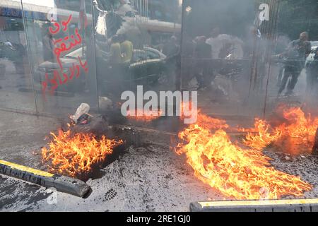 Einlegerverbände greifen Banken im Bezirk Sin El Fil, Beirut, Libanon, am 15 2023. Juni an. Bankeinleger protestieren gegen unfaire Bankpolitik und fordern die Rückgabe ihrer Einlagen und Ersparnisse und drängen die libanesische Justiz, Menschen, die von Banken geschädigt wurden, Gerechtigkeit zu bringen. Der Zorn der Einleger konzentriert sich zwischen anderen auf Riad Salameh, den Gouverneur der libanesischen Zentralbank seit 1993, der kürzlich zwei Mitteilungen von INTERPOL wegen angeblicher Geldwäsche und Veruntreuung öffentlicher Gelder erhalten hat. (Foto: Elisa Gestri/Sipa USA) Stockfoto