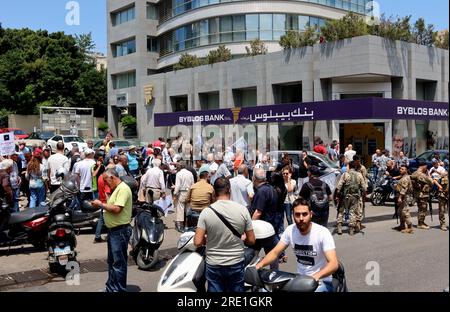 Einlegerverbände greifen Banken im Bezirk Sin El Fil, Beirut, Libanon, am 15 2023. Juni an. Bankeinleger protestieren gegen unfaire Bankpolitik und fordern die Rückgabe ihrer Einlagen und Ersparnisse und drängen die libanesische Justiz, Menschen, die von Banken geschädigt wurden, Gerechtigkeit zu bringen. Der Zorn der Einleger konzentriert sich zwischen anderen auf Riad Salameh, den Gouverneur der libanesischen Zentralbank seit 1993, der kürzlich zwei Mitteilungen von INTERPOL wegen angeblicher Geldwäsche und Veruntreuung öffentlicher Gelder erhalten hat. (Foto: Elisa Gestri/Sipa USA) Stockfoto