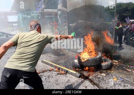 Einlegerverbände greifen Banken im Bezirk Sin El Fil, Beirut, Libanon, am 15 2023. Juni an. Bankeinleger protestieren gegen unfaire Bankpolitik und fordern die Rückgabe ihrer Einlagen und Ersparnisse und drängen die libanesische Justiz, Menschen, die von Banken geschädigt wurden, Gerechtigkeit zu bringen. Der Zorn der Einleger konzentriert sich zwischen anderen auf Riad Salameh, den Gouverneur der libanesischen Zentralbank seit 1993, der kürzlich zwei Mitteilungen von INTERPOL wegen angeblicher Geldwäsche und Veruntreuung öffentlicher Gelder erhalten hat. (Foto: Elisa Gestri/Sipa USA) Stockfoto