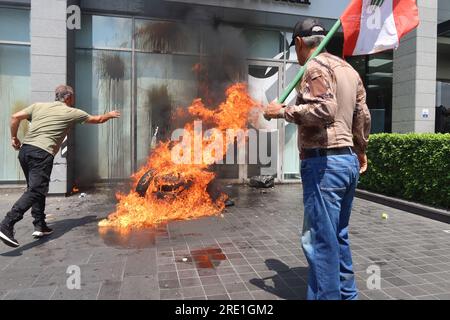 Einlegerverbände greifen Banken im Bezirk Sin El Fil, Beirut, Libanon, am 15 2023. Juni an. Bankeinleger protestieren gegen unfaire Bankpolitik und fordern die Rückgabe ihrer Einlagen und Ersparnisse und drängen die libanesische Justiz, Menschen, die von Banken geschädigt wurden, Gerechtigkeit zu bringen. Der Zorn der Einleger konzentriert sich zwischen anderen auf Riad Salameh, den Gouverneur der libanesischen Zentralbank seit 1993, der kürzlich zwei Mitteilungen von INTERPOL wegen angeblicher Geldwäsche und Veruntreuung öffentlicher Gelder erhalten hat. (Foto: Elisa Gestri/Sipa USA) Stockfoto