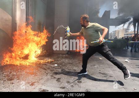 Einlegerverbände greifen Banken im Bezirk Sin El Fil, Beirut, Libanon, am 15 2023. Juni an. Bankeinleger protestieren gegen unfaire Bankpolitik und fordern die Rückgabe ihrer Einlagen und Ersparnisse und drängen die libanesische Justiz, Menschen, die von Banken geschädigt wurden, Gerechtigkeit zu bringen. Der Zorn der Einleger konzentriert sich zwischen anderen auf Riad Salameh, den Gouverneur der libanesischen Zentralbank seit 1993, der kürzlich zwei Mitteilungen von INTERPOL wegen angeblicher Geldwäsche und Veruntreuung öffentlicher Gelder erhalten hat. (Foto: Elisa Gestri/Sipa USA) Stockfoto