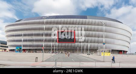 Bilbao Spanien - 07 05 2021 Uhr: Panoramablick von außen auf das Fußballstadion San Mamés, das berühmte Athletic Club Bilbao Stadion, ein modernes Architektenstück Stockfoto