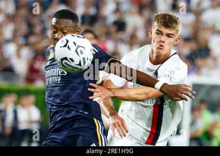 Los Angeles, Usa. 23. Juli 2023. Real Madrid Verteidiger David Alaba (L) und AC Mailand Mittelfeldspieler Charles De Ketelaere (R) in Aktion während eines Spiels der Fußball Champions Tour zwischen dem AC Milan und dem Real Madrid FC in Pasadena. Endergebnis: Real Madrid FC 3:2 AC Milan (Foto: Ringo Chiu/SOPA Images/Sipa USA) Gutschrift: SIPA USA/Alamy Live News Stockfoto