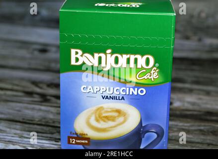 Gizeh, Ägypten, Juli 21 2023: Bonjorno Cafe Vanilla Cappuccino easy open sachets by Nestle, Nestle ist ein Schweizer multinationaler Kontra bei der Verarbeitung von Lebensmitteln und Getränken Stockfoto