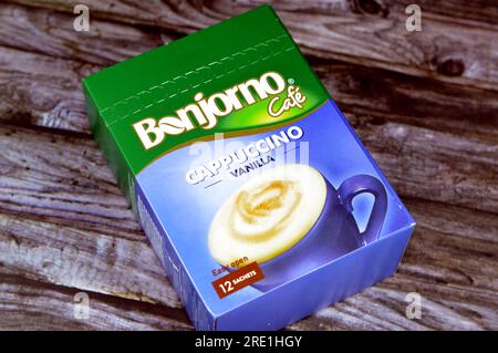 Gizeh, Ägypten, Juli 21 2023: Bonjorno Cafe Vanilla Cappuccino easy open sachets by Nestle, Nestle ist ein Schweizer multinationaler Kontra bei der Verarbeitung von Lebensmitteln und Getränken Stockfoto