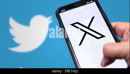 San Francisco, USA, Juli 23 2023: Hand hält ein Mobiltelefon mit dem neuen X-Logo auf dem Bildschirm. Am 24. Juli 2023 änderte Twitter sein Logo vom BL Stockfoto