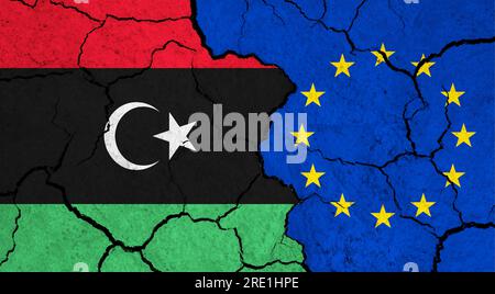 Flaggen Libyens und der Europäischen Union auf rissiger Oberfläche - Politik, Beziehungskonzept Stockfoto