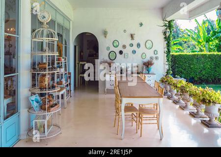 KANCHANABURI-THAILAND, JUNI 30,2023 : schöne Außenansicht des modernen Café im Loft-Stil oder Dekoration des gemütlichen Restaurants im modernen Stil im V Stockfoto