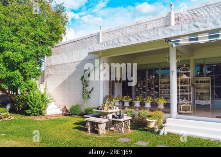 KANCHANABURI-THAILAND, JUNI 30,2023 : schöne Außenansicht des modernen Café im Loft-Stil oder Dekoration des gemütlichen Restaurants im modernen Stil im V Stockfoto