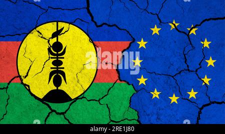 Die Flaggen Neukaledoniens und der Europäischen Union auf einer rissigen Oberfläche - Politik, Beziehungskonzept Stockfoto