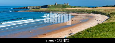 Blick im Sommer vom Embleton Beach in Richtung Dunstanburgh Castle in der Nähe von Embleton, Northumberland, England, Großbritannien Stockfoto