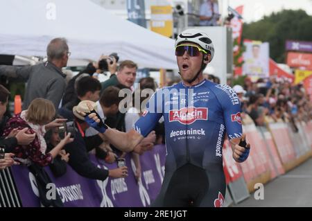 Mont Saint Guibert, Belgien. 24. Juli 2023. Der belgische Timo Kielich von Alpecin-Deceuninck feiert, dass er die Ziellinie überquert und am Montag, den 24. Juli 2023, von Thuin bis Mont-Saint-Guibert (186, 8 km), die Etappe 3 des Radrennens Tour de Wallonie gewinnt. Die diesjährige Tour de Wallonie findet vom 22. Bis 26. Juli 2023 statt. BELGA FOTO BRUNO FAHY Kredit: Belga News Agency/Alamy Live News Stockfoto