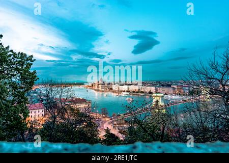 Schöne Aussicht auf das Palament in Budapest am Abend/Tag. Wunderschöne Aussicht auf Budapest von der Bastion Stockfoto