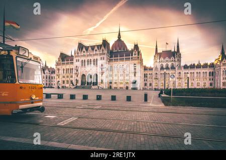 Schöne Aussicht auf das Palament in Budapest am Abend/Tag. Wunderschöne Aussicht auf Budapest von der Bastion Stockfoto