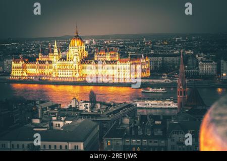 Schöne Aussicht auf das Palament in Budapest am Abend/Tag. Wunderschöne Aussicht auf Budapest von der Bastion Stockfoto