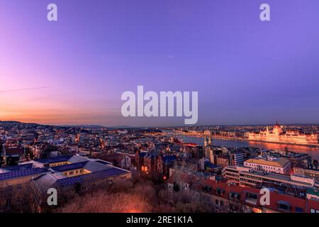 Schöne Aussicht auf das Palament in Budapest am Abend/Tag. Wunderschöne Aussicht auf Budapest von der Bastion Stockfoto