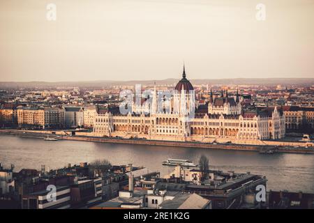 Schöne Aussicht auf das Palament in Budapest am Abend/Tag. Wunderschöne Aussicht auf Budapest von der Bastion Stockfoto