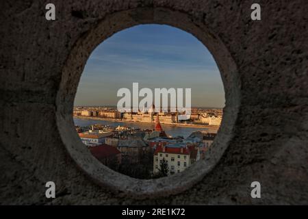 Schöne Aussicht auf das Palament in Budapest am Abend/Tag. Wunderschöne Aussicht auf Budapest von der Bastion Stockfoto