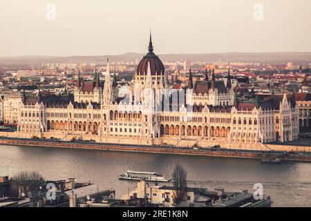 Schöne Aussicht auf das Palament in Budapest am Abend/Tag. Wunderschöne Aussicht auf Budapest von der Bastion Stockfoto