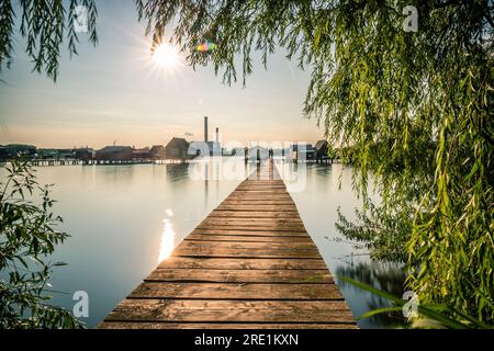 Angelhäuser, Ferienhaus, Holzhaus im See mit Steg. Bokod Ungarn Bora Bora Landschaft mit Sonnenuntergang Stockfoto