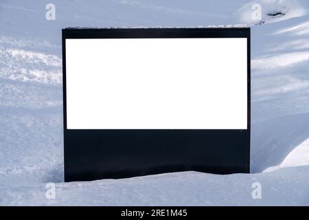 Weiße horizontale Reklametafeln im Schnee. Leerschild-Modell. Stockfoto
