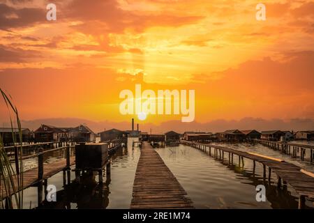 Angelhäuser, Ferienhaus, Holzhaus im See mit Steg. Bokod Ungarn Bora Bora Landschaft mit Sonnenuntergang Stockfoto