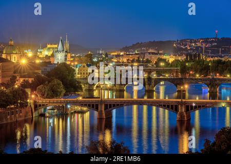 Die Brücken über die Moldau in Prag bei Nacht Stockfoto