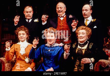 l-r, vorne: Prunella Scales (Annie Parker), Patricia Routledge (Maria Helliwell), Elizabeth Spriggs (Clara Soppitt) hinten: Timothy West (Councillor Albert Parker), James Grout (Stadtrat Joseph Helliwell), Brian Murphy (Herbert Soppitt), WENN WIR VERHEIRATET SIND, J. B. Parestley Theatre, London: SW1 05/03/1986 Terstumes Theatre. Michael Stennett Lightning: Mick Hughes Regisseur: Ronald Eyre Stockfoto