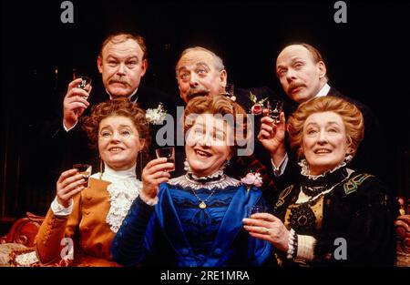 l-r, vorne: Prunella Scales (Annie Parker), Patricia Routledge (Maria Helliwell), Elizabeth Spriggs (Clara Soppitt) hinten: Timothy West (Councillor Albert Parker), James Grout (Stadtrat Joseph Helliwell), Brian Murphy (Herbert Soppitt), WENN WIR VERHEIRATET SIND, J. B. Parestley Theatre, London: SW1 05/03/1986 Terstumes Theatre. Michael Stennett Lightning: Mick Hughes Regisseur: Ronald Eyre Stockfoto