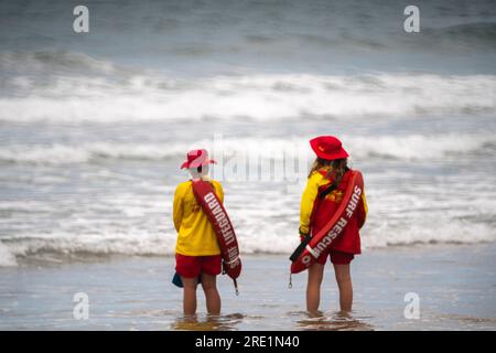 Zwei weibliche Surf-Lebensretter patrouillieren am Paunanui Beach auf Neuseelands Nordinsel. Kredit: Rob Taggart/Alamy Stockfoto