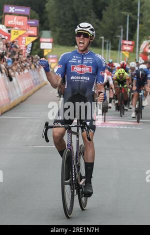 Mont Saint Guibert, Belgien. 24. Juli 2023. Der belgische Timo Kielich von Alpecin-Deceuninck feiert, dass er die Ziellinie überquert und am Montag, den 24. Juli 2023, von Thuin bis Mont-Saint-Guibert (186, 8 km), die Etappe 3 des Radrennens Tour de Wallonie gewinnt. Die diesjährige Tour de Wallonie findet vom 22. Bis 26. Juli 2023 statt. BELGA FOTO BRUNO FAHY Kredit: Belga News Agency/Alamy Live News Stockfoto