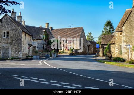 Das malerische Dorf Biddestone in den Cotswolds, England im Sommer, wo Agatha Raisin gedreht wurde Stockfoto