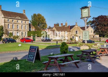 Das malerische Dorf Biddestone in den Cotswolds, England im Sommer, wo Agatha Raisin gedreht wurde Stockfoto