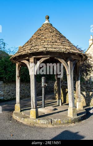 Das malerische Dorf Biddestone in den Cotswolds, England im Sommer, wo Agatha Raisin gedreht wurde Stockfoto