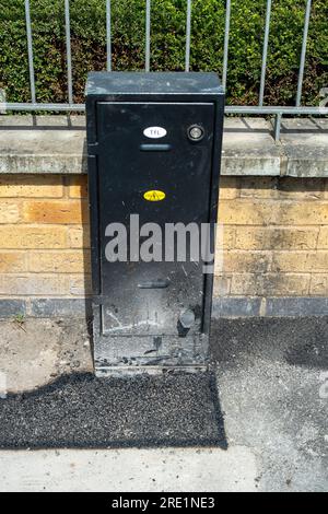 Uxbridge, London Borough of Hillingdon, Vereinigtes Königreich. 20. Juli 2023. Heute wurden in Uxbridge TfL-Signalboxen und Lampenmasten installiert, um die ULEZ, Ultra Low Emission Kameras, installieren zu können. Die Stadt und Teile von West London sollen Teil der Ultra Low Emission Zone werden, die der Labour Mayor von London Sadiq Khan vorgeschlagen hat. ULEZ-Kameras in ganz London werden von Anti-ULEZ-Aktivisten gestohlen. Kredit: Maureen McLean/Alamy Stockfoto