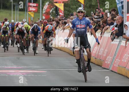 Mont Saint Guibert, Belgien. 24. Juli 2023. Der belgische Timo Kielich von Alpecin-Deceuninck feiert, dass er die Ziellinie überquert und am Montag, den 24. Juli 2023, von Thuin bis Mont-Saint-Guibert (186, 8 km), die Etappe 3 des Radrennens Tour de Wallonie gewinnt. Die diesjährige Tour de Wallonie findet vom 22. Bis 26. Juli 2023 statt. BELGA FOTO BRUNO FAHY Kredit: Belga News Agency/Alamy Live News Stockfoto