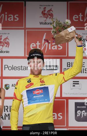 Mont Saint Guibert, Belgien. 24. Juli 2023. Der belgische Timo Kielich von Alpecin-Deceuninck feiert auf dem Podium mit dem gelben Trikot nach Etappe 3 des Radrennen Tour De Wallonie, von Thuin bis Mont-Saint-Guibert (186, 8 km), Montag, den 24. Juli 2023. Die diesjährige Tour de Wallonie findet vom 22. Bis 26. Juli 2023 statt. BELGA FOTO BRUNO FAHY Kredit: Belga News Agency/Alamy Live News Stockfoto