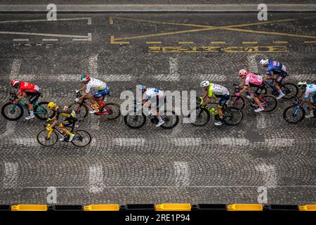 Paris, Frankreich. 23. Juli 2023. Radfahrer sehen Peloton auf der Champs Elysées. Auf der 21. Und letzten Etappe der Tour de France erreichten wir die Champs Elysées in Paris, mit einer massiven Beteiligung dänischer Fans, um den Sieg von Jonas Vingegaard des Jumbo-Visma-Teams zu feiern. Im Endspurt übersprang der belgische Jordi Meeus Jasper Philipsen und gewann die letzte Etappe. Kredit: SOPA Images Limited/Alamy Live News Stockfoto