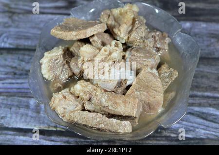 Stücke von gehacktem Rindfleisch, auf heißem Dampf gekocht, mit Zwiebelscheiben, Salz und schwarzem Pfeffer, Lorbeerblätter und Kardamom, Rindfleischstücke gekocht, Fleisch Stockfoto