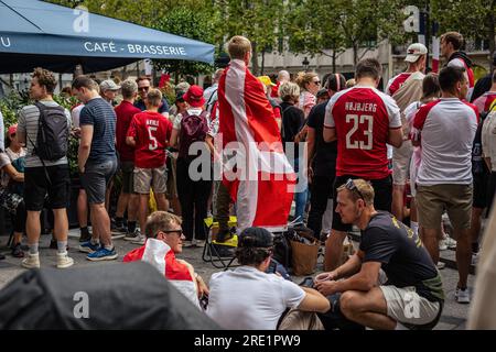 Paris, Frankreich. 23. Juli 2023. Dänische Fans sahen die Ankunft der Athleten auf der Champs Elysées. Auf der 21. Und letzten Etappe der Tour de France erreichten wir die Champs Elysées in Paris, mit einer massiven Beteiligung dänischer Fans, um den Sieg von Jonas Vingegaard des Jumbo-Visma-Teams zu feiern. Im Endspurt übersprang der belgische Jordi Meeus Jasper Philipsen und gewann die letzte Etappe. (Foto: Telmo Pinto/SOPA Images/Sipa USA) Guthaben: SIPA USA/Alamy Live News Stockfoto