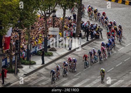 Paris, Frankreich. 23. Juli 2023. Fans sahen, wie das Peloton auf der Champs Elysées vorbeifuhr. Auf der 21. Und letzten Etappe der Tour de France erreichten wir die Champs Elysées in Paris, mit einer massiven Beteiligung dänischer Fans, um den Sieg von Jonas Vingegaard des Jumbo-Visma-Teams zu feiern. Im Endspurt übersprang der belgische Jordi Meeus Jasper Philipsen und gewann die letzte Etappe. (Foto: Telmo Pinto/SOPA Images/Sipa USA) Guthaben: SIPA USA/Alamy Live News Stockfoto