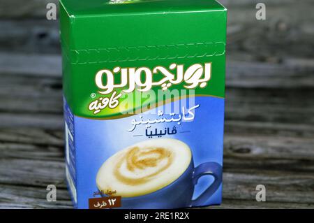 Gizeh, Ägypten, Juli 21 2023: Bonjorno Cafe Vanilla Cappuccino easy open sachets by Nestle, Nestle ist ein Schweizer multinationaler Kontra bei der Verarbeitung von Lebensmitteln und Getränken Stockfoto