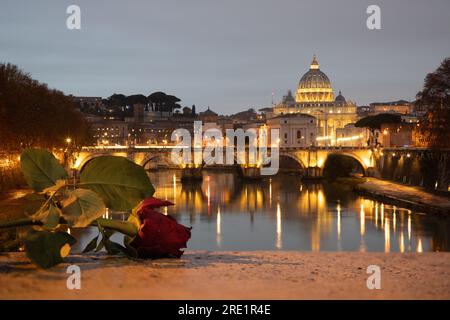 Blick auf den Vatikan vom Tiber unter dem Abendhimmel - ruhige Schönheit am Ufer Roms Stockfoto